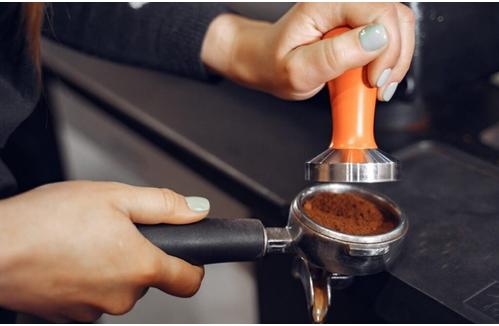 presszó kávé készítésének egyik lépése a tömörítés