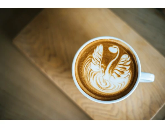 Flat White kávé készítése – ahogy a profik csinálják